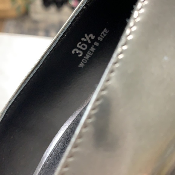 🌟 Tod's Metallic Silver Leather Black Studded Heel Pumps Size 36.5 NEW - Picture 7 of 8